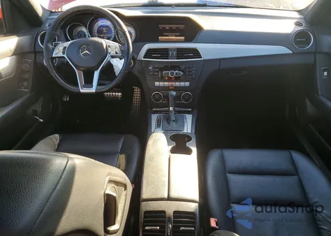 2013 Mercedes-Benz C 250 z USA, uszkodzony, nr VIN WDDGF4HB6DR260369